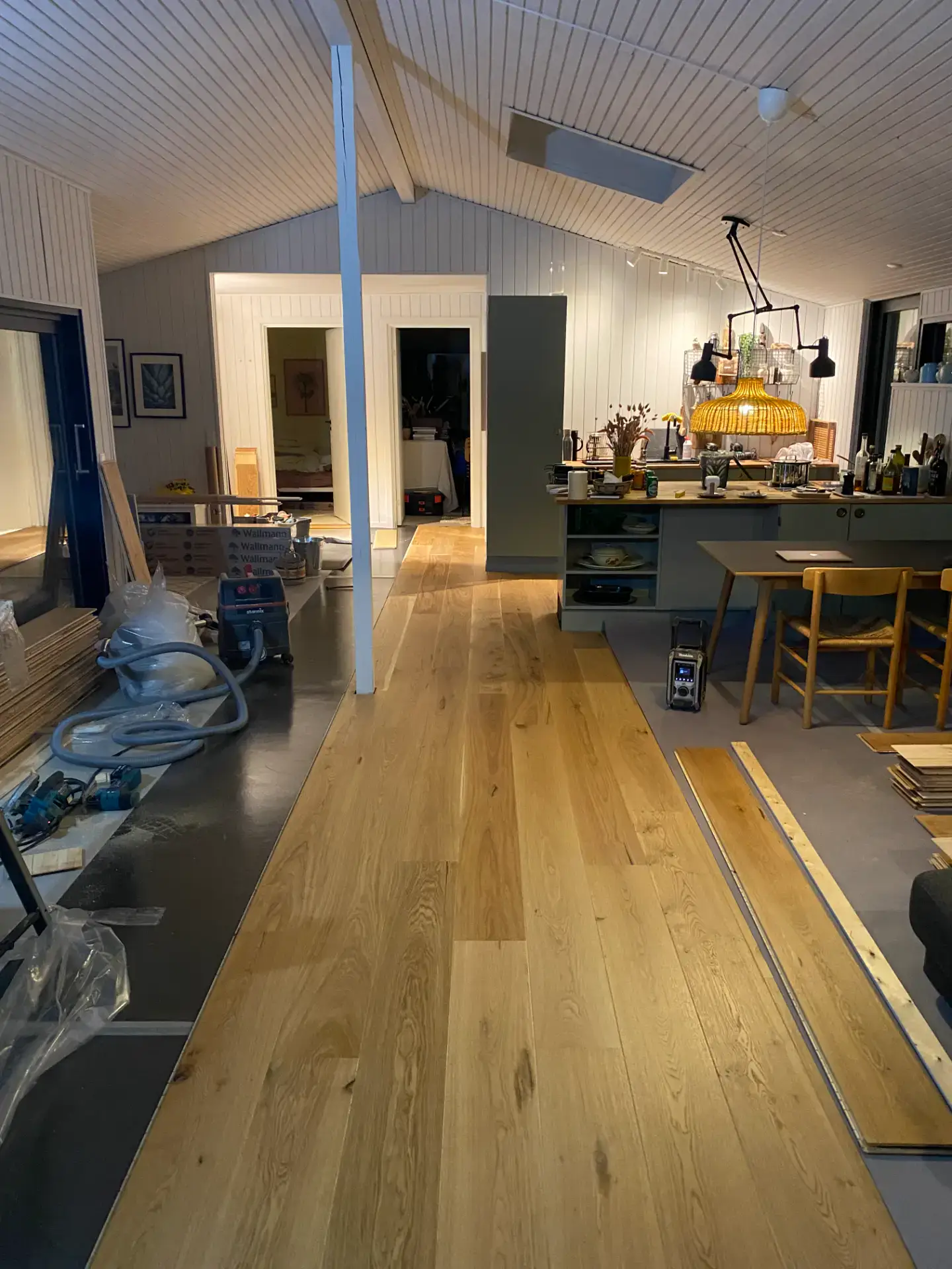 Nyrenoveret køkken med træbordplade og moderne design i hjemmet.