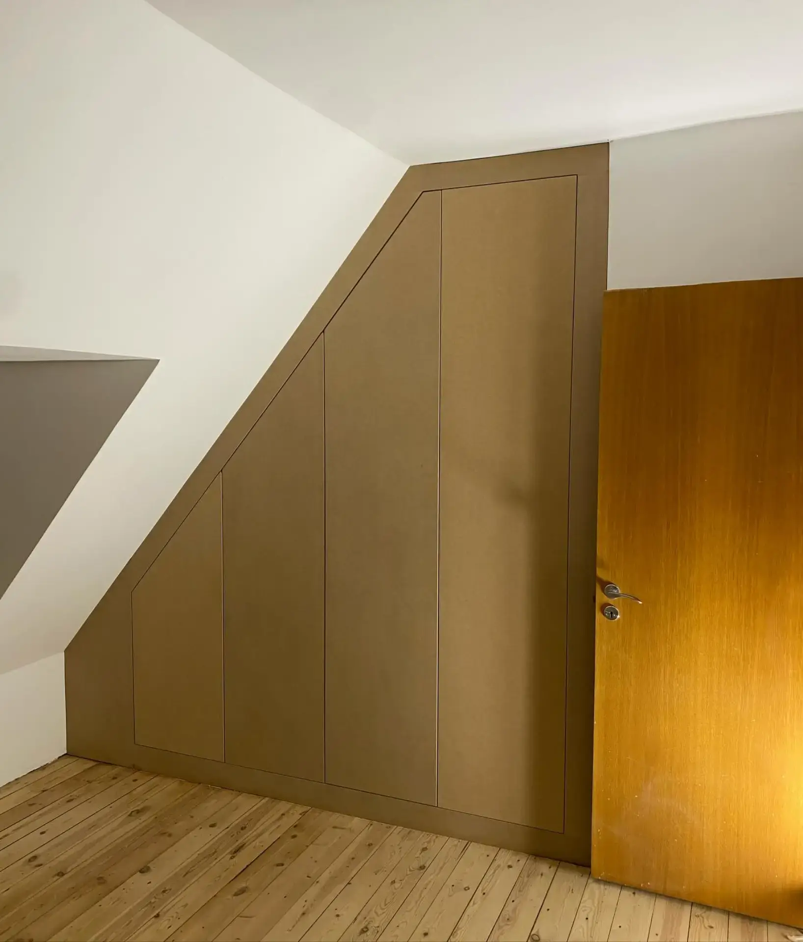 MDF-skab under trappe med skræddersyet design i træ og MDF.